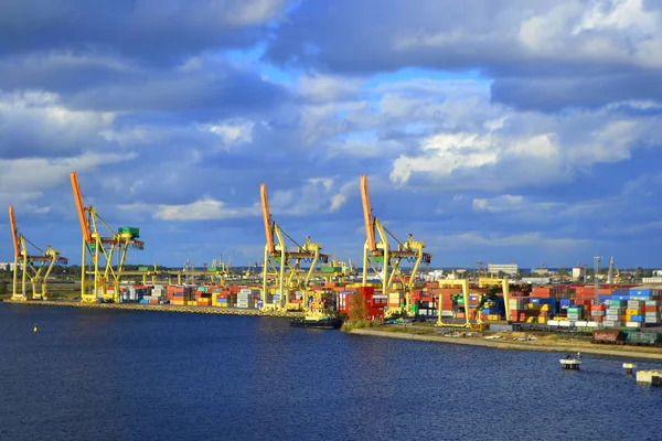 Zobrazit na portu kohoutky v řece port Daugava v Rize - září 23,2018 — Stock fotografie