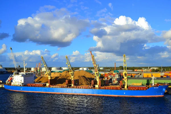 Vista sobre as torneiras do porto no porto fluvial de Daugava, em Riga - 23 de setembro de 2018. Navios de carga podem ser vistos atracados no porto — Fotografia de Stock