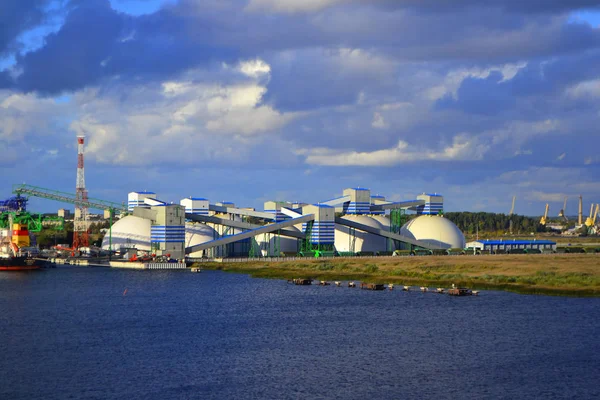 View on the port taps in the river port of Daugava, in Riga - September 23,2018. Терминал переноса химических веществ можно увидеть на заднем плане — стоковое фото