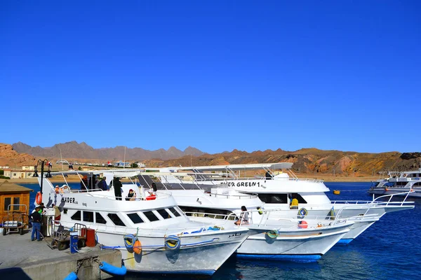 Bekijken van de kust met witte jachten in de buurt van toeristische centrum en resort voor de zomer vakantie, Sharm El Sheikh, Egypte, 6 januari 2019 — Stockfoto