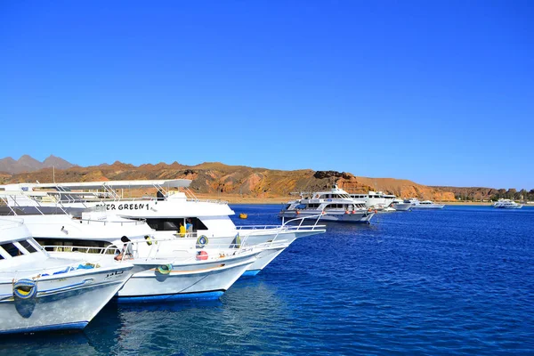 Bekijken van de kust met witte jachten in de buurt van toeristische centrum en resort voor de zomer vakantie, Sharm El Sheikh, Egypte, 6 januari 2019 — Stockfoto