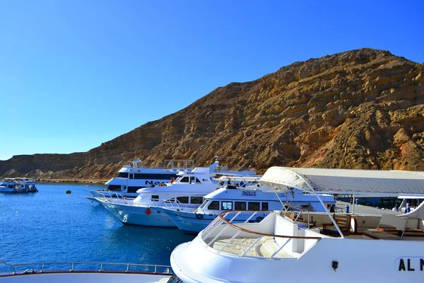 Bekijken van de kust met witte jachten in de buurt van toeristische centrum en resort voor de zomer vakantie, Sharm El Sheikh, Egypte, 6 januari 2019 — Stockfoto