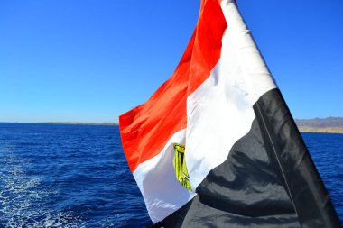 Mısır bayrağı Kızıldeniz arka plan üzerinde. Deniz ve Tiran Adası arka plan üzerinde Mısır bayrağı