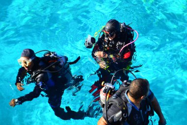 Sharm el Sheikh, Mısır, 6 Şubat 2019 - güzel dalgıçlar, Kızıldeniz hazırlamak için dalış