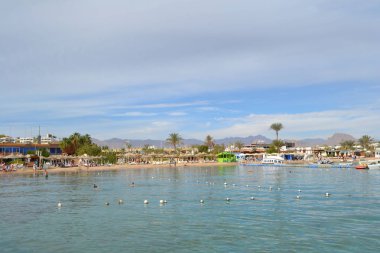 Şehir ve plaj, Naama ' ama Bay. Görünüm Sina dağlar, Sharm El Sheikh, Mısır'a, 6 Ocak 2019
