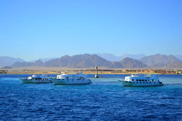 Bekijken van de kust met witte jachten in de buurt van toeristische centrum en resort voor de zomer vakantie, Sharm El Sheikh, Egypte, 6 januari 2019 — Stockfoto