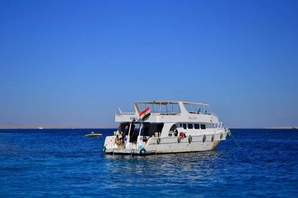 Bekijken van de kust met witte jacht in de buurt van resort voor de zomer vakantie, Sharm El Sheikh, Egypte, 6 januari 2019 — Stockfoto