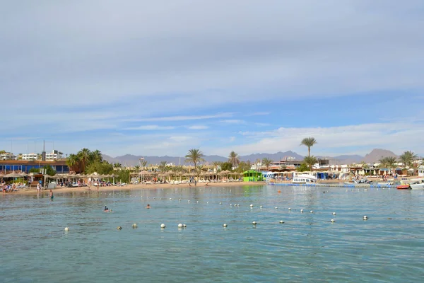 Stad en strand, Naama ' ama Bay. Uitzicht op de bergen van de Sinai, Sharm El Sheikh, Egypte, 6 januari 2019 — Stockfoto