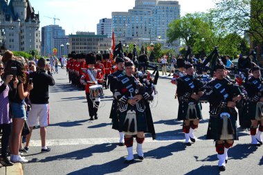 Ottawa, Kanada - 13 Ağustos 2013: Yaz aylarında her gün değişen Guard töreni gerçekleşir Parlamento Hill.The töreninde gerçekleştirilir