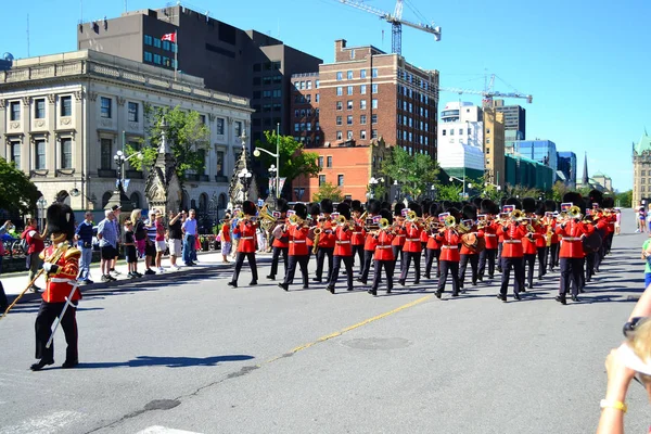 Ottawa, Kanada - 2013. augusztus 13.: A változó kor kerül sor a parlamenti Hill.The ünnepségen végzik, minden nap, a nyári hónapokban — Stock Fotó