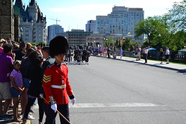 Ottawa, Kanada - 2013. augusztus 13.: A változó kor kerül sor a parlamenti Hill.The ünnepségen végzik, minden nap, a nyári hónapokban — Stock Fotó