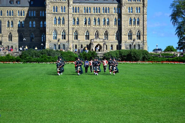 Ottawa, Kanada - 2013. augusztus 13.: A változó kor kerül sor a parlamenti Hill.The ünnepségen végzik, minden nap, a nyári hónapokban — Stock Fotó