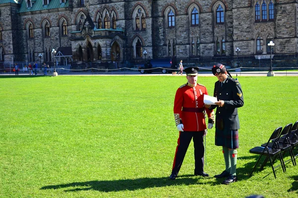 Ottawa, Kanada - 2013. augusztus 13.: A változó kor kerül sor a parlamenti Hill.The ünnepségen végzik, minden nap, a nyári hónapokban — Stock Fotó