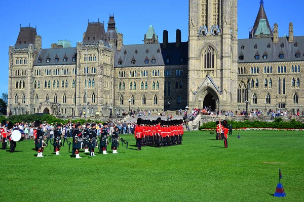 OTTAWA, CANADA - 13 de agosto de 2013: A cerimônia da Guarda em Mudança acontece na Colina do Parlamento.A cerimônia é realizada todos os dias nos meses de verão. — Fotografia de Stock