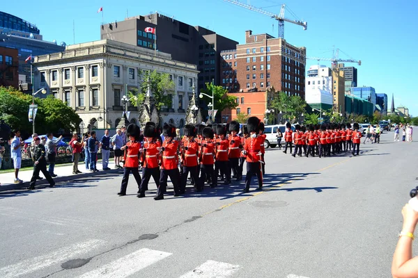 Ottawa, Kanada - 2013. augusztus 13.: A változó kor kerül sor a parlamenti Hill.The ünnepségen végzik, minden nap, a nyári hónapokban — Stock Fotó