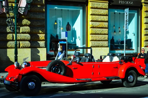 Praga, Czeska Republika-Luty 25,2019: Retro czerwony samochód zaparkowany w centrum miasta — Zdjęcie stockowe