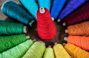 Bir konide makrome yarası için renkli pamuk iplikleri