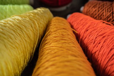 Bir konide makrome yarası için renkli pamuk iplikleri