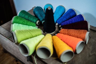 Bir konide makrome yarası için renkli pamuk iplikleri