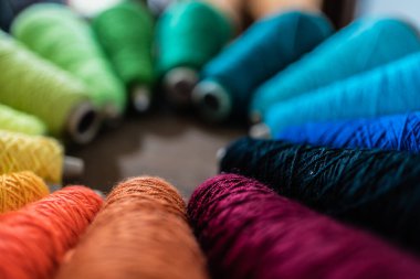 Bir konide makrome yarası için renkli pamuk iplikleri