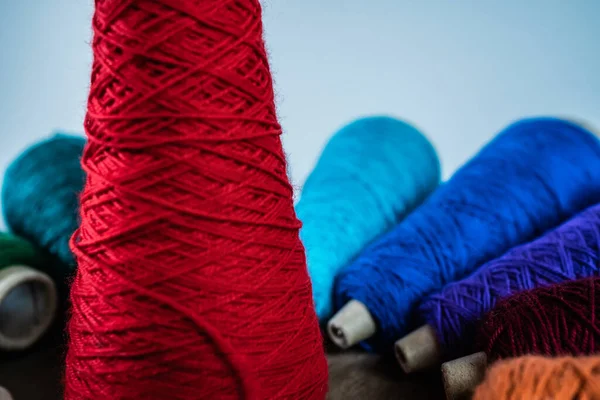 コーンにマクラメの傷のための色の綿の糸 — ストック写真