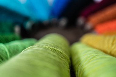 Bir konide makrome yarası için renkli pamuk iplikleri