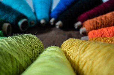 Bir konide makrome yarası için renkli pamuk iplikleri