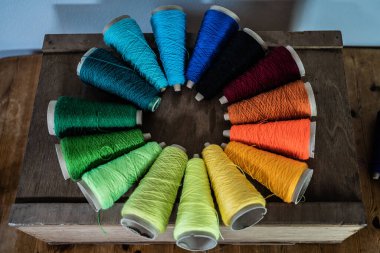 Bir konide makrome yarası için renkli pamuk iplikleri