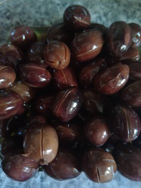 Tezgahta cam tabakta siyah zeytin