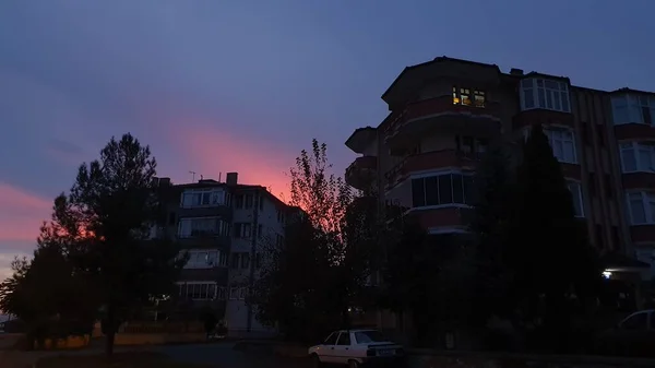Güneş Batarken Gün Işığı Azalıyor Binalar Arasında Kayboluyor Gün Batımına — Stok fotoğraf