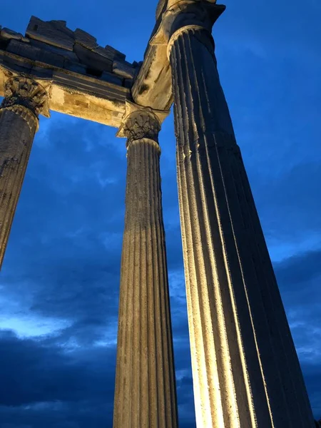 Νυχτερινή Σκηνή Της Αρχαίας Πόλης Της Αττάλειας Ναός Του Απόλλωνα — Φωτογραφία Αρχείου
