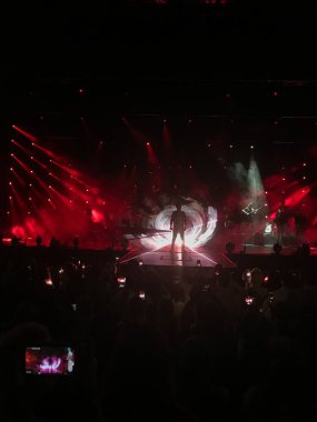 Eğlenceli bir konser ve kırmızı ışık var.