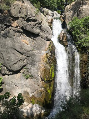Sudaki hızlı akan şelalenin etkisi..