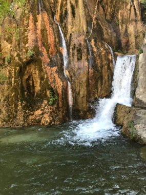 Sudaki hızlı akan şelalenin etkisi..