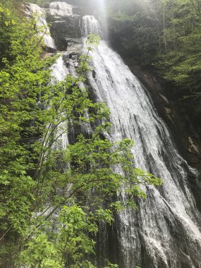 Güzel bir günde uçurumdan akan suyun rahatlatıcı etkisi.
