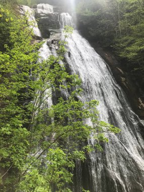 Güzel bir günde uçurumdan akan suyun rahatlatıcı etkisi.