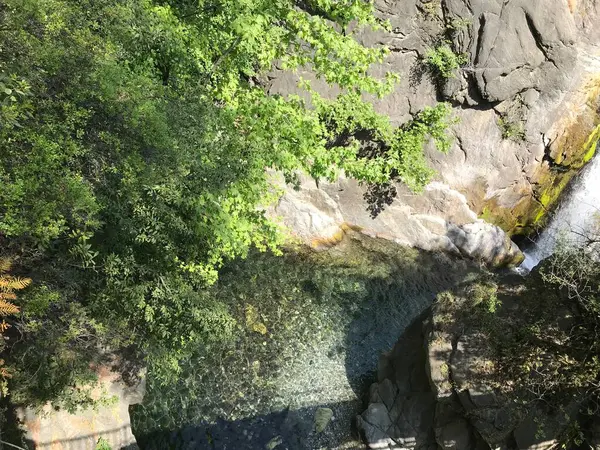 Efeito Cachoeira Que Flui Rapidamente Água — Fotografia de Stock