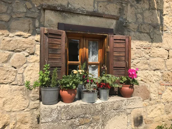 Uma Janela Casa Madeira Flores Coloridas — Fotografia de Stock