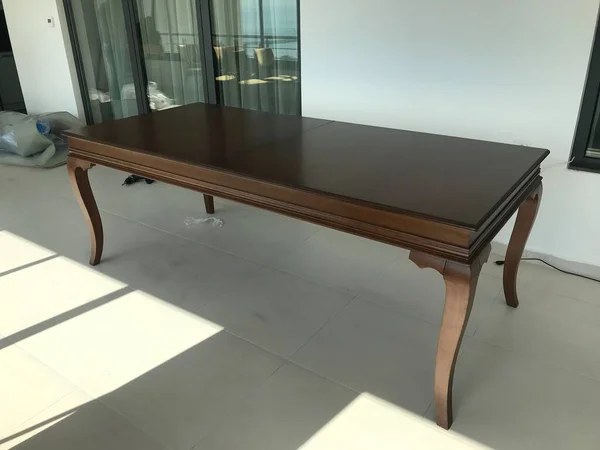 オフィスで長い木製のテーブルを撮影 — ストック写真
