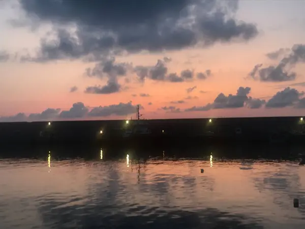 Lichter Bei Sonnenuntergang Und Bootsreflexion Auf Dem Meer — Stockfoto