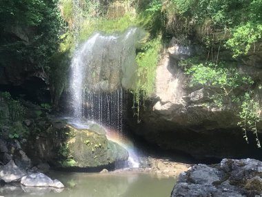 Sıvı akıntısı ve şelale güneşli havada çekiliyor