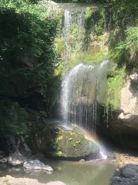 Sıvı akıntısı ve şelale güneşli havada çekiliyor