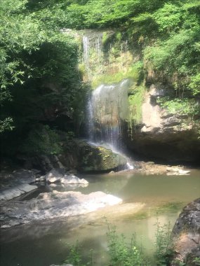 Sıvı akıntısı ve şelale güneşli havada çekiliyor