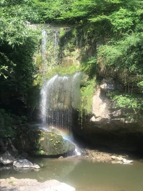 Sıvı akıntısı ve şelale güneşli havada çekiliyor