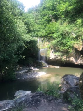 Sıvı akıntısı ve şelale güneşli havada çekiliyor