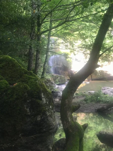 Fluxo Fluido Cachoeira Tiro Tempo Ensolarado — Fotografia de Stock