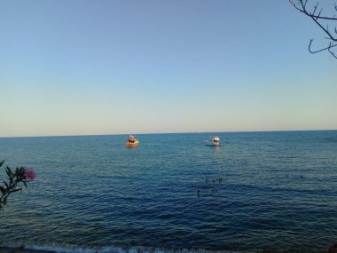 Gökyüzü ve derin mavi deniz manzarası