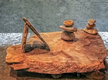 Bu çekim, su üzerinde taş bir sanat oluşumunu gösteriyor..