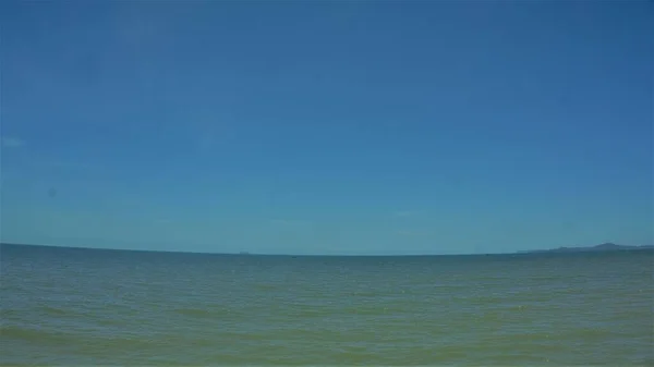 Heldere Hemel Twee Deel Foto Gestratificeerd Met Groen Water Een — Stockfoto