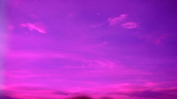夕阳西下的天空 点缀着紫色的云彩 形成了一个影子 可以创造出各种各样的故事 — 图库照片